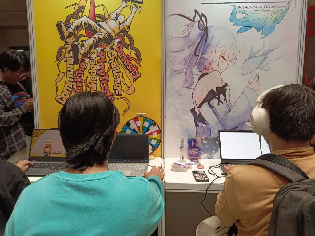 orang mencoba game di booth jgf 26